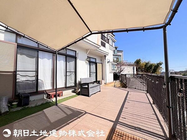 晴れた日には外の空気を感じながら、ゆったりとしたひとときを楽しめる贅沢な空間です
