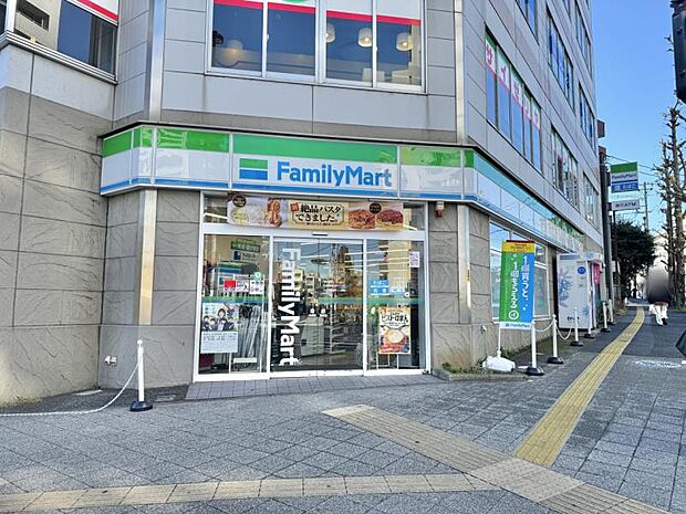 ファミリーマート 日野駅前店迄560ｍ