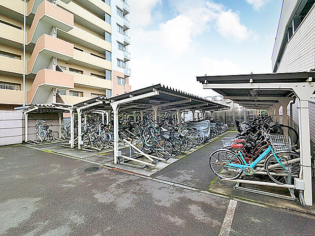 駐輪場は屋根付きなので雨から自転車を守ります