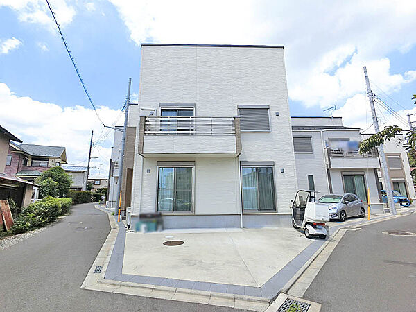 近隣には生活に便利な施設多数あり。暮らしやすいエリアです