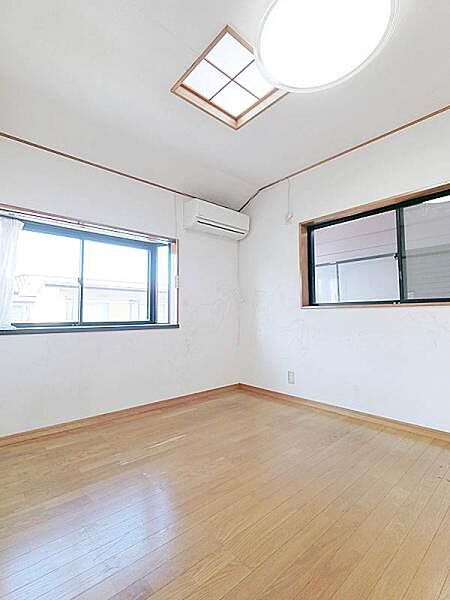 天窓付きの明るいお部屋。将来は子供部屋としても使えます