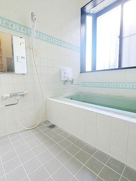 お子様と一緒に浸かれる広いバスタブで、バスタイムをさらに楽しく
