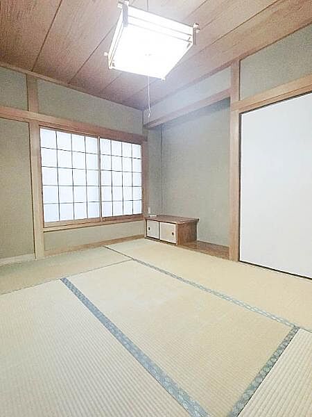 床の間付き。大容量の押し入れには季節物の衣類やお布団もたっぷりしまえます