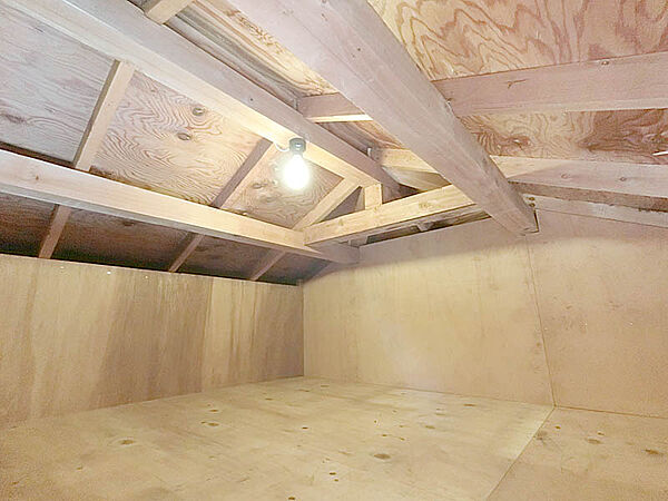 小屋裏収納は季節の変わり目に大活躍