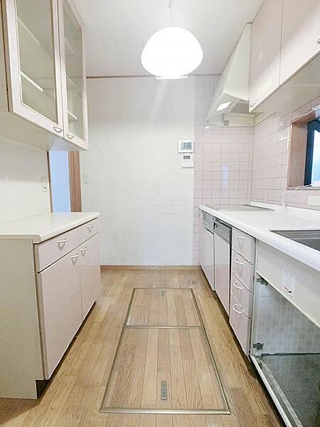 キッチン家電なども置けて家事の捗るカップボード