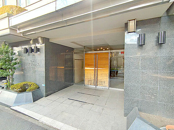 植栽に彩られた落ち着いた雰囲気のエントランス