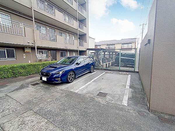 敷地内駐車場がございます。車通勤の方も安心です