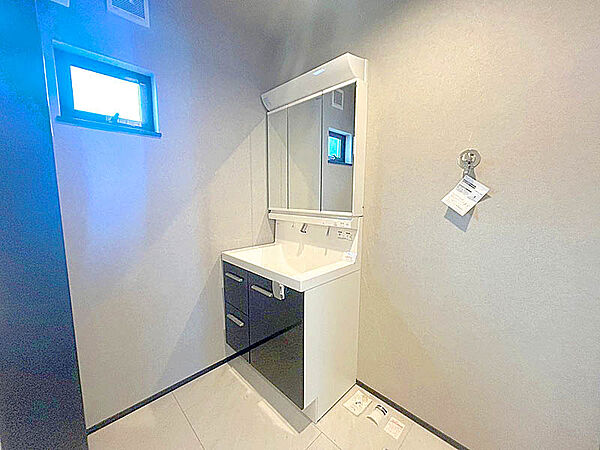 ご家族並んで朝の準備もスムーズにできるワイドなつくりの洗面台