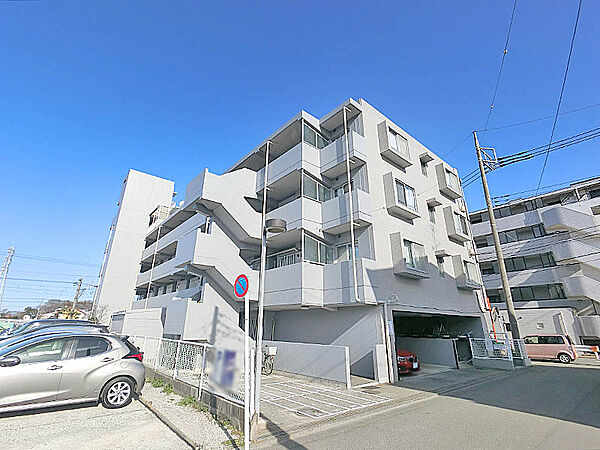 近隣には生活に便利な施設多数あり。暮らしやすいエリアです