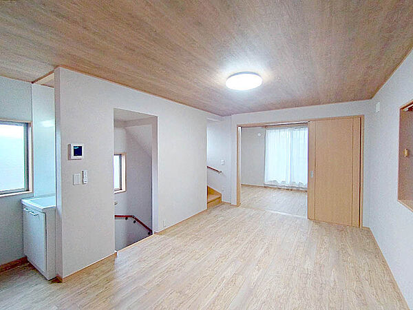 間仕切りを外せばより広く使えるリビングは家族が自然と集まる居心地の良い空間