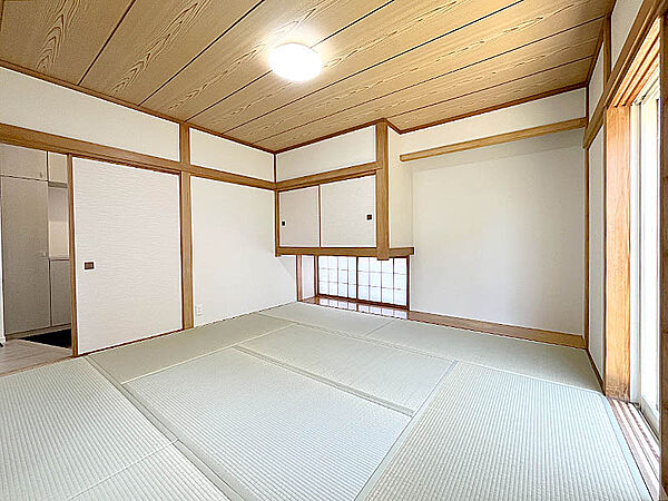 床の間、地窓付きのモダンな収納スペースです