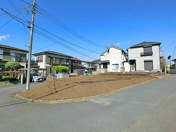 三方角地で陽当り良好、開放感がございます!!