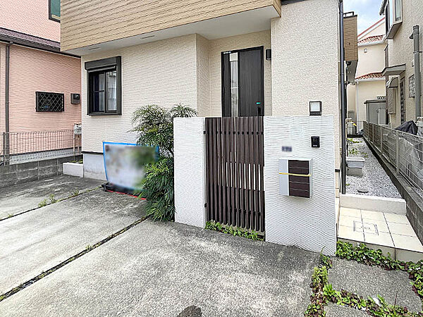 玄関を開けた時の目隠しにもなる壁付け郵便受けとインターフォン