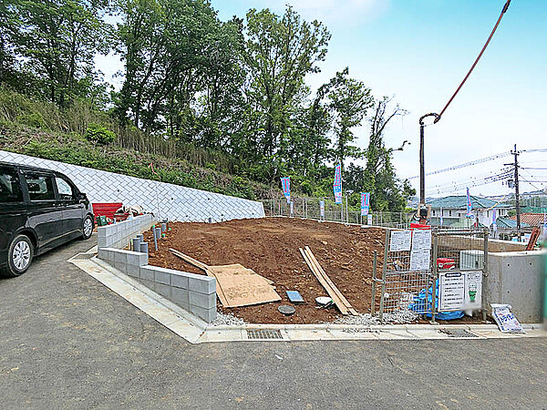 バス停から徒歩2分。町田駅利用可能で通勤通学に便利な立地の住まい