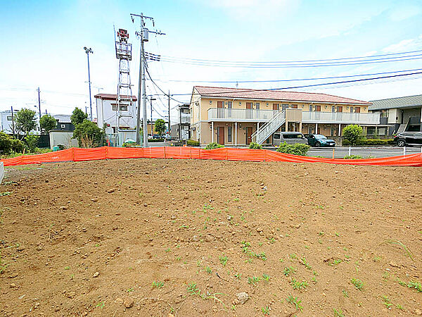 西側は開発道路に面しており陽当り良好、開放感がございます