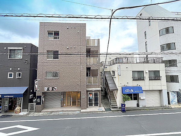 バルコニー側道路のため建物が隣接しておりません。陽当り通風良好です
