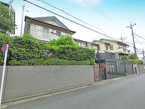 冬にはミカン狩りができます。南6ｍ道路に面しており陽当り良好、車庫入れもしやすいです