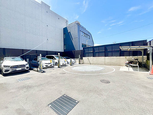 敷地内駐車場がございます。車通勤の方も安心です