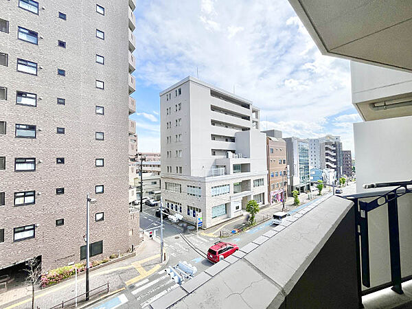 道路側に面した南東向きのバルコニーからの眺望は開放感がございます