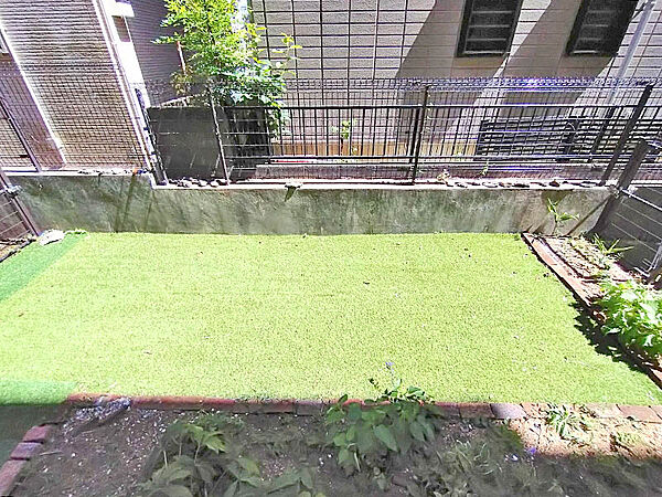 ガーデニングや家庭菜園を楽しめるお庭付きです