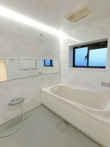 快適さと機能性を備えたバスルームは一日の疲れを癒すくつろぎ空間。大きな窓付きで換気もバッチリ