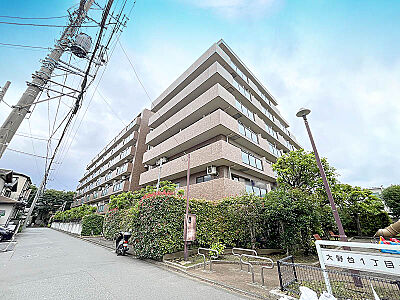 外観：南東向きの角部屋で陽当良好です！
