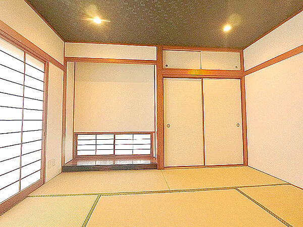 床の間に地窓が配置された和室でくつろぐひとときを過ごせます