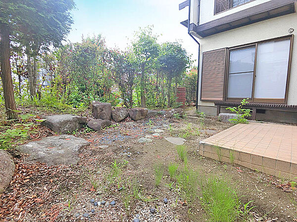 ガーデニングや家庭菜園を楽しめるお庭付きです