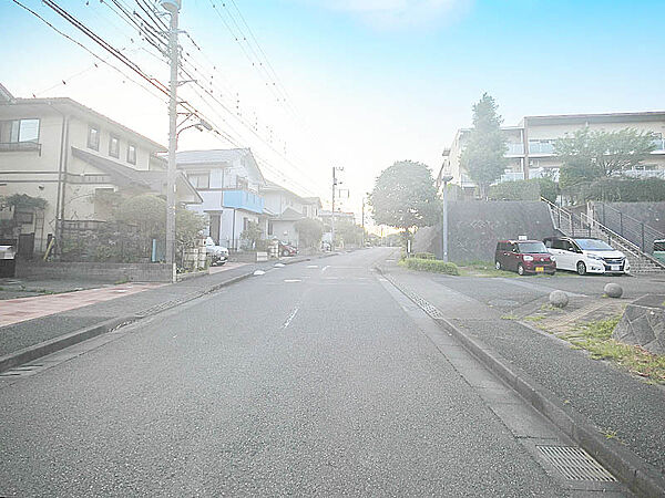 前面道路幅は9ｍあり車庫入れしやすいです