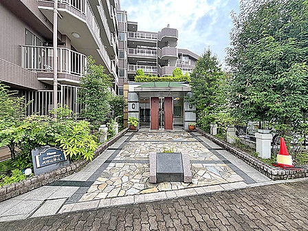 植栽に彩られた落ち着いた雰囲気のエントランス