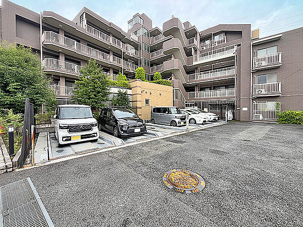 敷地内駐車場がございます。車通勤の方も安心です