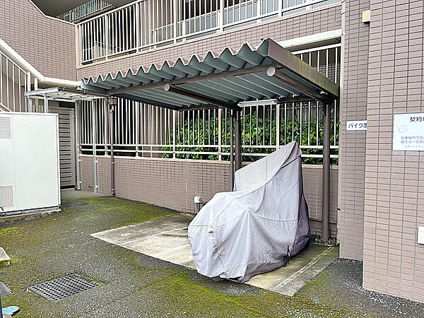 屋根付きなので雨の日も自転車が濡れない駐輪場