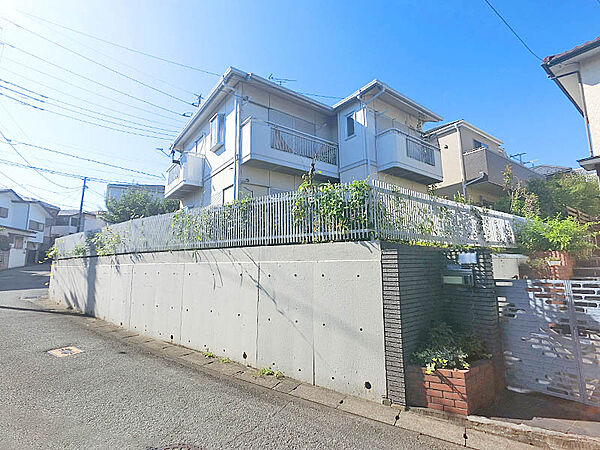 南西角地に面しており陽当り良好、開放感がございます