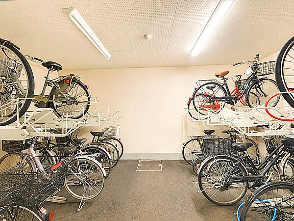 屋内で雨の日も自転車が濡れない駐輪場