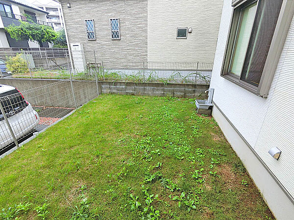 ガーデニングや家庭菜園を楽しめるお庭付きです
