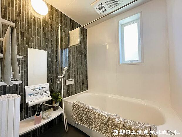 1日の疲れを癒す浴槽は広々としたタイプ。浴槽窓や浴室乾燥付きの為、カビなども防げいつでもきれいに保てます。