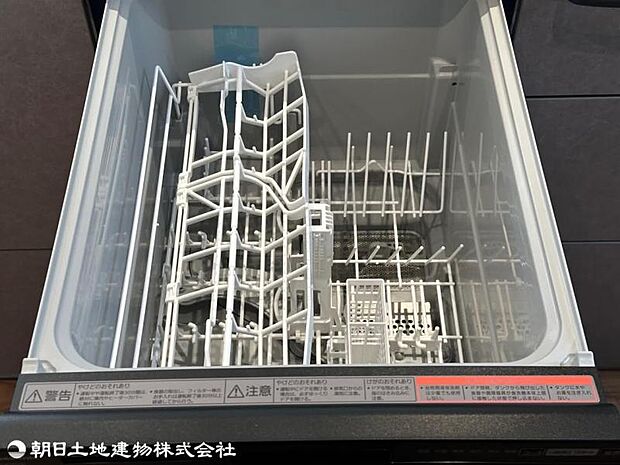 家事を助けてくれる食器洗浄機。洗った食器の水切りスペースにも使用でき、キッチン周りをスッキリさせます。