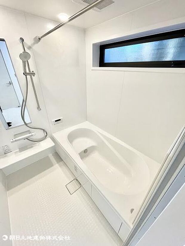 窓のついた浴室で通気性良好。カビの発生を抑制し、清潔に保ちます。