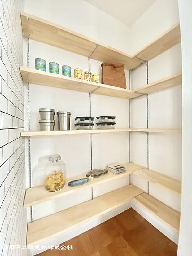キッチンの奥にあるパントリースペースは使う人に配慮したデザインに。大容量の収納として活躍し、キッチン内を物の溢れない奇麗な空間に保てます。