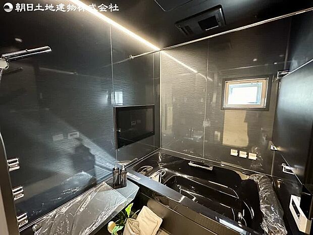 黒で統一された浴室はシックでスタイリッシュな空間です。