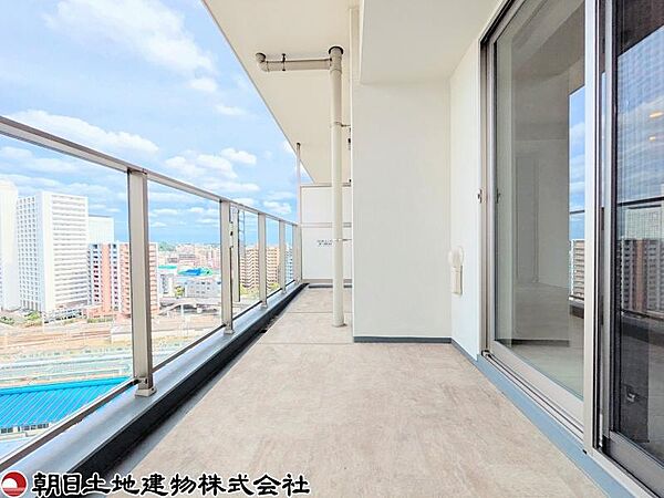 ワイドなバルコニーで洗濯も毎日気持ちよく干せます