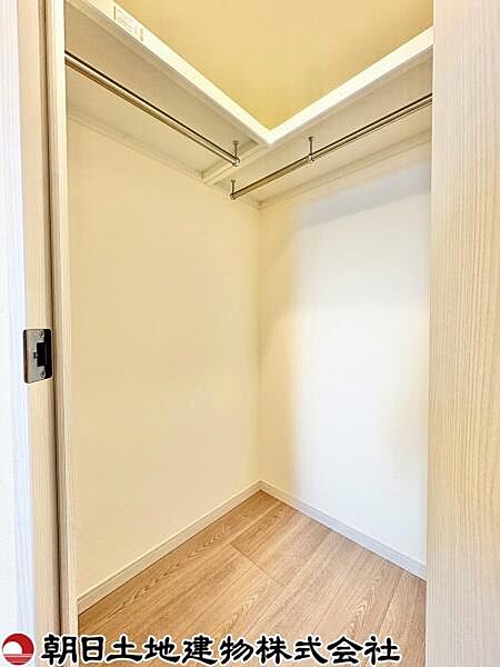 二面採光で明るく風通しの良い洋室