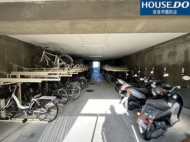駐輪場には、自転車ラックが設置されています。自転車が整頓されており出し入れを行いやすそうです。