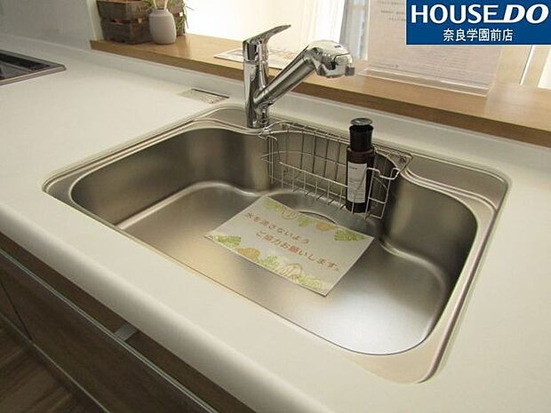 キッチンには浄水器を内蔵。最近は水を飲むという場面以外にも料理で使用したり野菜を洗う場合もキレイな水で洗いたいという人が増えてきています。