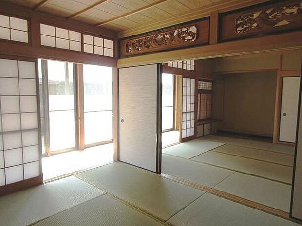 二間続きの和室は障子を開け放つことで広い空間に。床の間もしつらえた古式ゆかしい和室です。