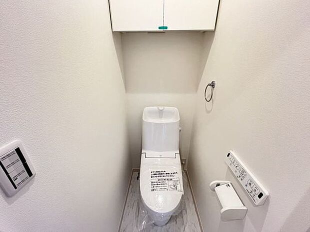 壁リモコンで両サイドがスッキリとしており、多彩な機能付で清潔なトイレ空間に。さらにトイレを2ヶ所取り付けることで来客時も安心！収納部分がありトイレ用品はすっきり片づけられます。