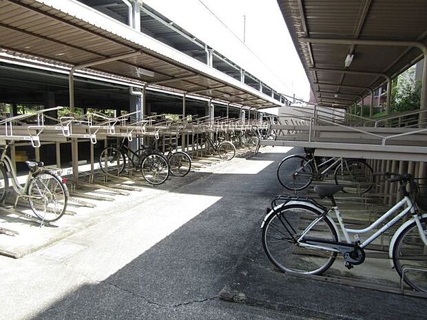 駐輪場には、自転車ラックが設置されています。自転車が整頓されており出し入れを行いやすそうです。屋根がついてますので雨から守ってくれます♪