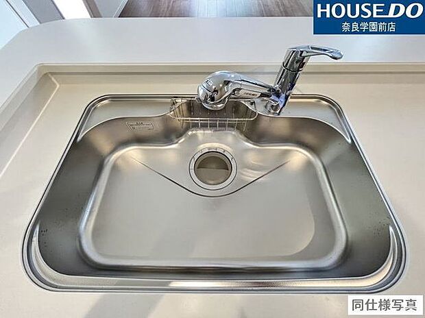 キッチンには浄水器を内蔵。最近は水を飲むという場面以外にも料理で使用したり野菜を洗う場合もキレイな水で洗いたいという人が増えてきています。