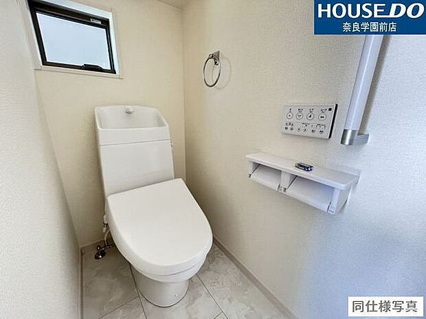 壁リモコンで両サイドがスッキリとしており、多彩な機能付で清潔なトイレ空間に。さらにトイレを2ヶ所取り付けることで来客時も安心！