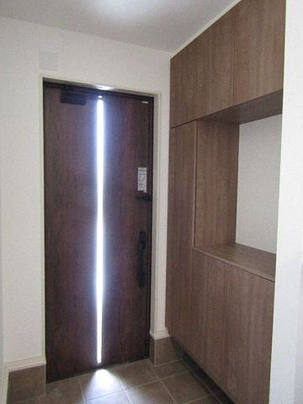 ご家族分の靴をすっきり収納できるシューズボックスを設置しています。